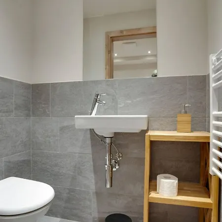 Lovely Chalet With Parking In דירה