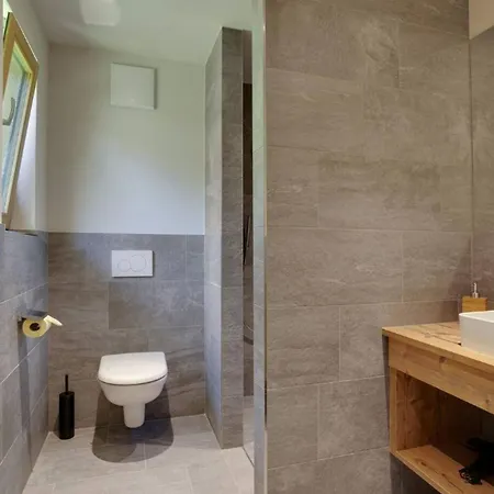 Lovely Chalet With Parking In דירה *
